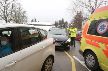 TESTIRANJE ZA  COVID 19 ZD CERKNICA 01 FOTO LJUBO VUKELIČ